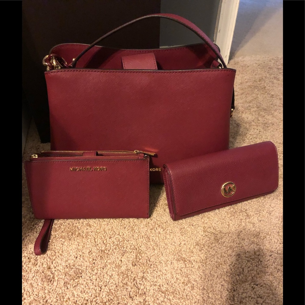 Michael kors purse& matching wallet and wristlet.
